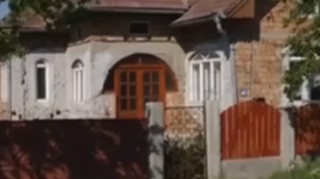 Un copil de un an a fost lasat singur acasa doua zile