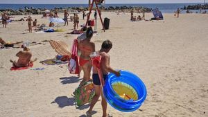 Turiştii de la Eforie Nord, fără grai! Cum a stat un bărbat la plajă e ceva... fără cuvinte. A făcut turul Europei această imagine
