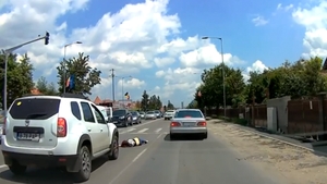 Accident ciudat în Cluj. O femeie... a dat peste o mașină și s-a rănit