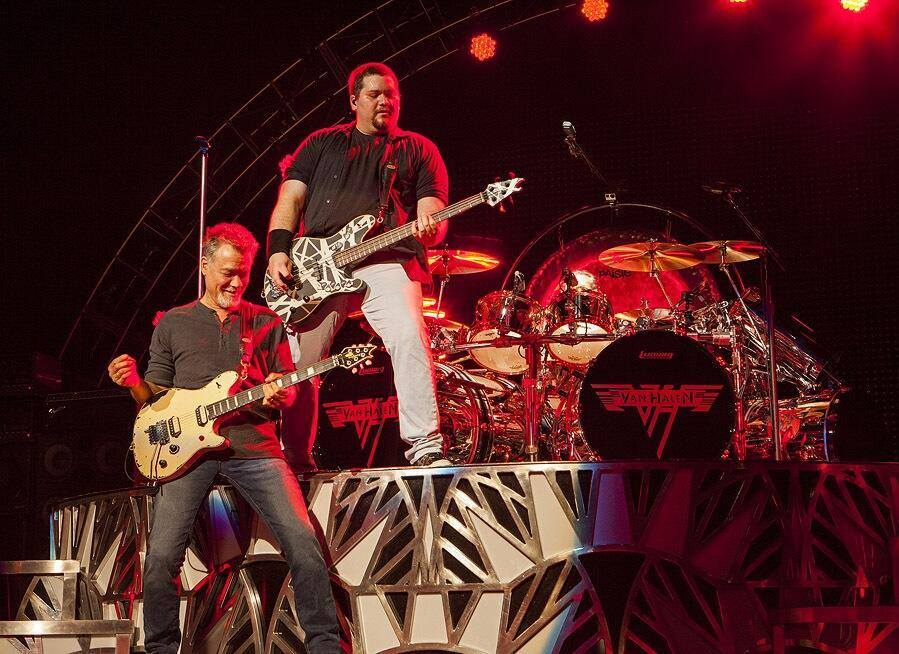 Eddie van Halen a murit la 65 de ani după ce cancerul i s-a răspândit în creier, dar și în alte organe. Omagiul sfâșietor pe care fosta soție l-a adus celebrului chitarist