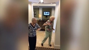 Bătrâne, dar energice! Felul în care dansează această pereche a cucerit întregul internet! 