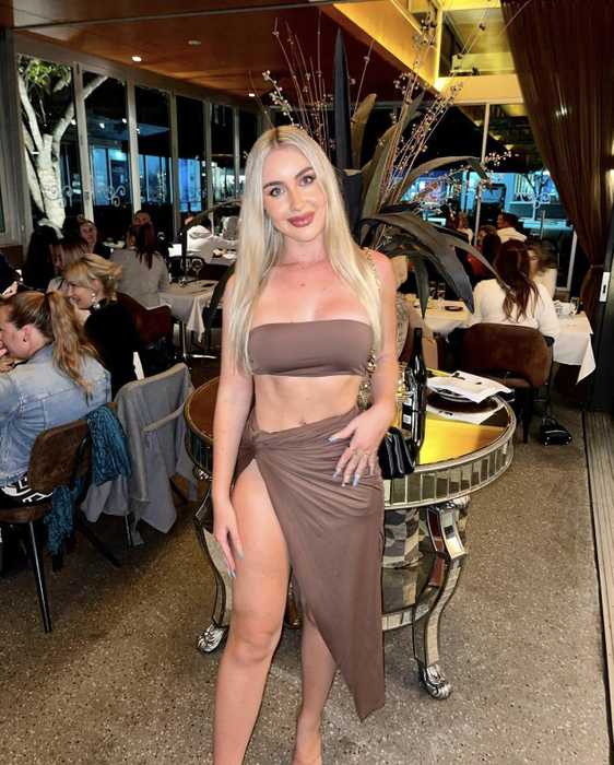 Ea este „cea mai sexy cerșetoare fără adăpost”! Motivul ireal pentru care Emily doarme în mașină