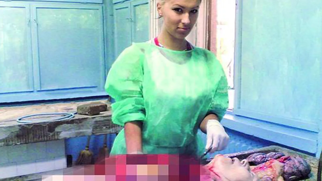 Spintecatoarea de la morga a pozat FARA CHILOTI si cu sanii la vedere. Dar cel mai ciudat lucru este pe cap!