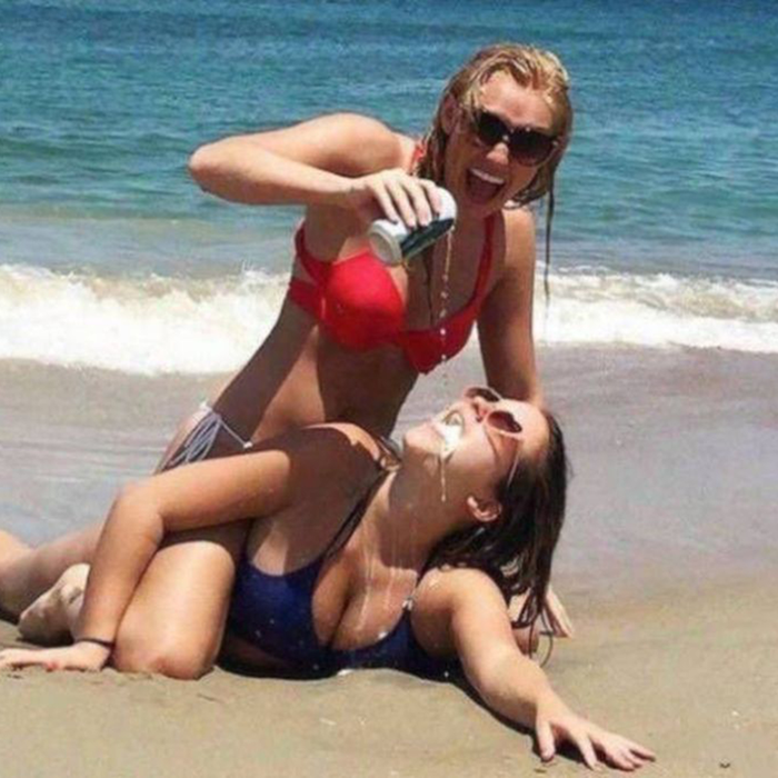 Desfrâu la mare! Aceste fete s-au îmbătat pe plajă și s-au dezbrăcat sub privirile tuturor