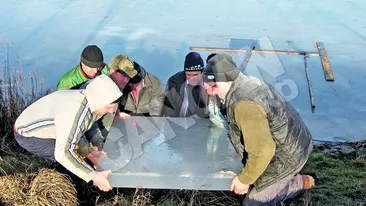 Sucevenii din Bosanci se pregatesc de Boboteaza. Cruci de gheata facute la 3 grade Celsius