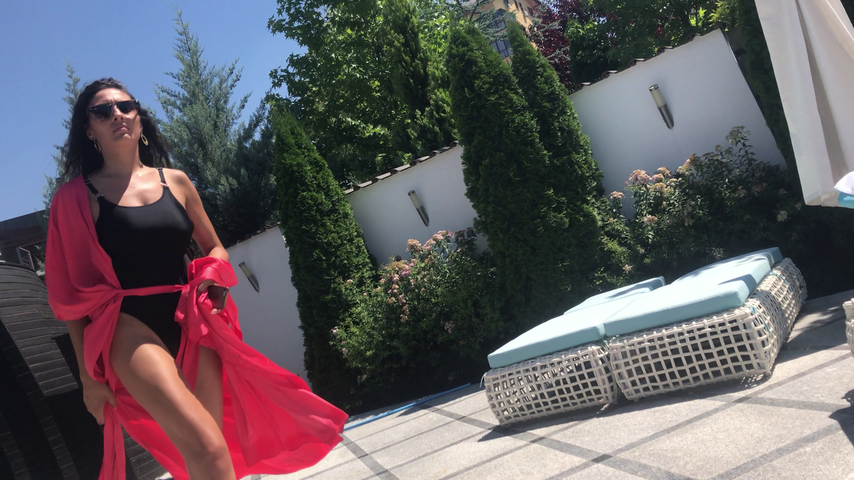 Amalia arată hot la piscină