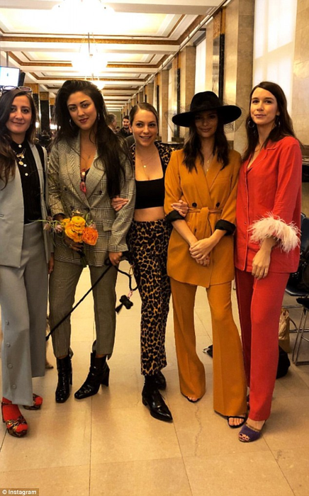 Femeia cu cei mai frumoşi sâni naturali din lume s-a căsătorit! Imagini senzationale din culisele nuntii lui Emily Ratajkowski