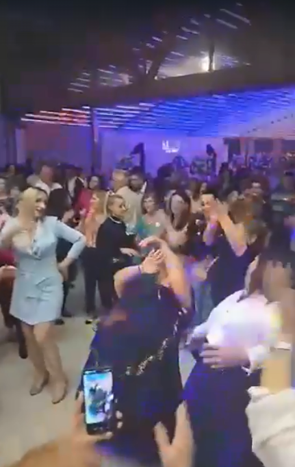 Țara arde și Diana Șoșoacă se ”rupe” în dansuri arăbești. Mișcările demențiale au acaparat publicul