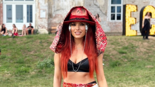 Elena Gheorghe, show de senzație la Electric Castle! Publicul a dansat și a cerut bis: “M-am bucurat enorm să văd publicul dansând în hore și cântând alături de noi”