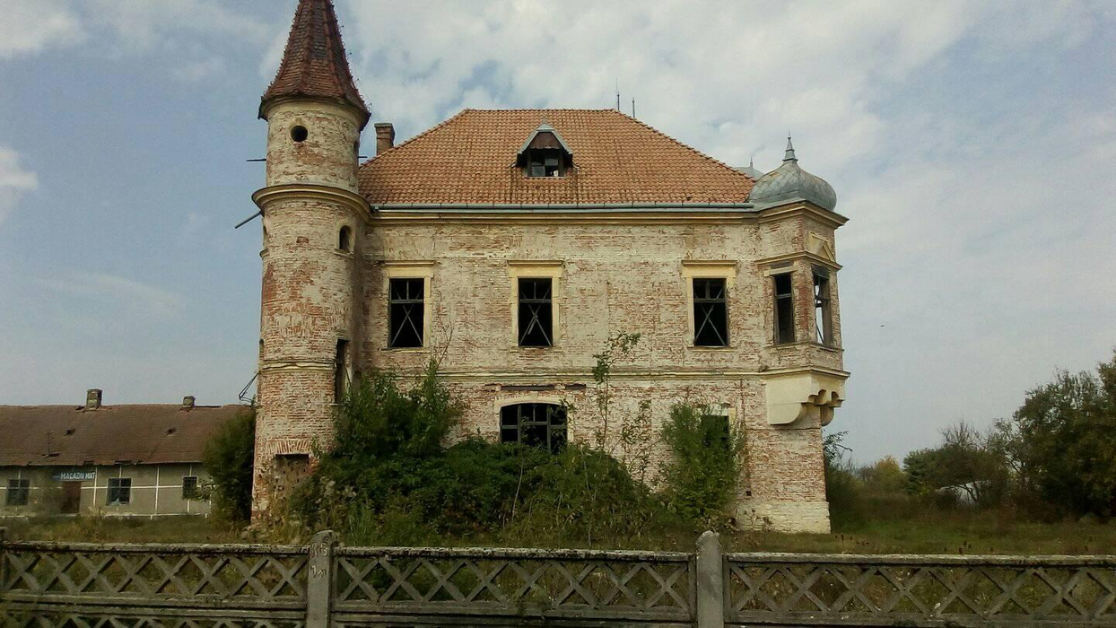 Castelul de la Pribilești se transformă pe zi ce trece într-o ruină
