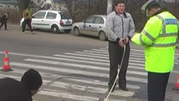 Un taxi a lovit trei persoane pe o trecere de pietoni din Drobeta Turnu Severin