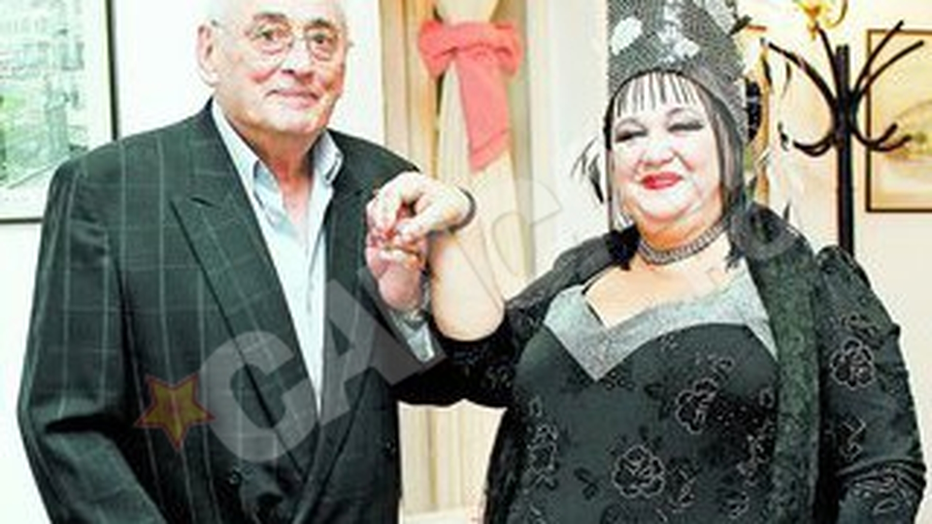 Horia Moculescu s-a angajat cu norma intreaga. 10.000 de lei pe luna sa cante in carciuma
