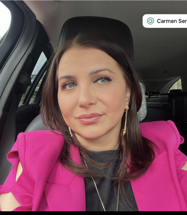 O recunoști? Celebra cântăreață în vârstă de 54 de ani s-a ”tunat” și puțini își dau seama cine e