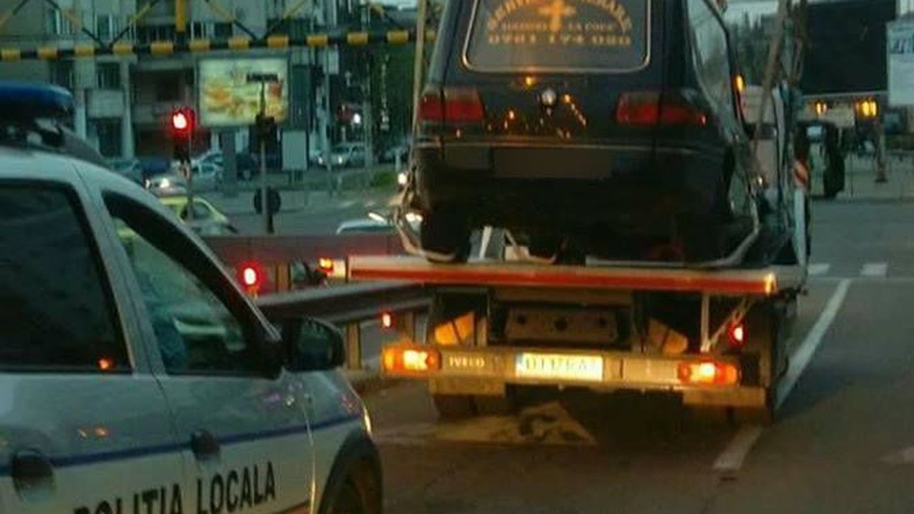 Poliția locală din Craiova, misiune „imposibilă”! Oamenii legii au ridicat un dric parcat ilegal. Șoferul a fost de negăsit