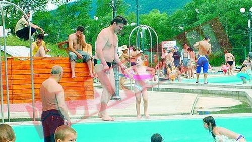 A salvat de la inec o fetita blocata pe fundul bazinului