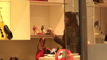 Iuliana Tudor, nehotărâtă la mall! Prezentatoarea n-a ştiut ce să aleagă