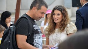 Pe Ioana Ginghină o ştii cu siguranţă, dar cum arată sora ei! Vezi cât de mult îi seamănă!