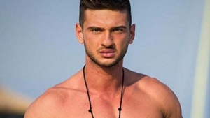 Pe cat de rece era apa, pe atat de tare se vor incinge doamnele cand il vor vedea ASA! Dorian Popa s-a dezbracat si s-a udat tot