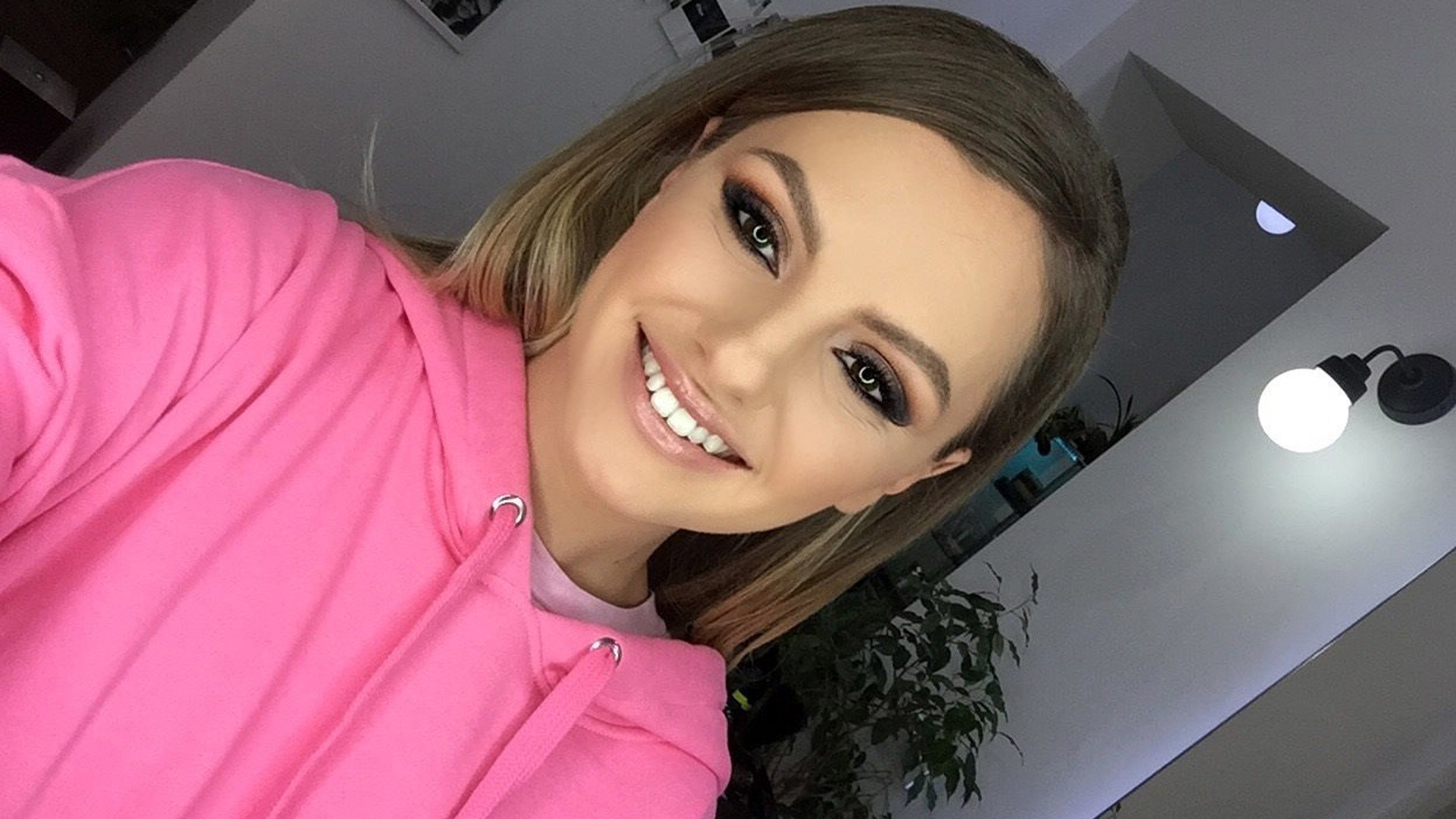 Alexandra Stan şi-a încins fanii cu o poză. A ieşit de la duş iar halatul a început să cadă...