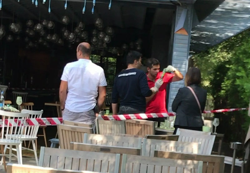 Patru anchetatori au fost, joi dimineaţa, la restaurant pentru a culege probe