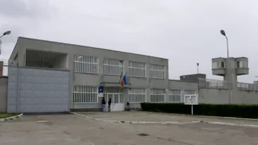 Scene dramatice în penitenciarul din Arad. Un poliţist de 46 de ani a fost găsit împuşcat