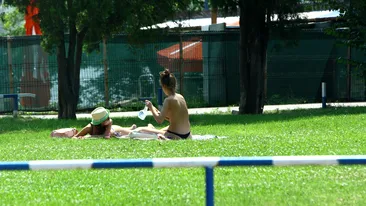 Imagini INCREDIBILE! S-au dezbracat si au facut asta intr-un parc din Bucuresti! Trecatorii au ramas masca!