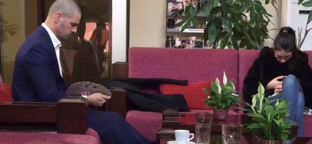 Stratan îşi face de lucru cu cărţile de joc