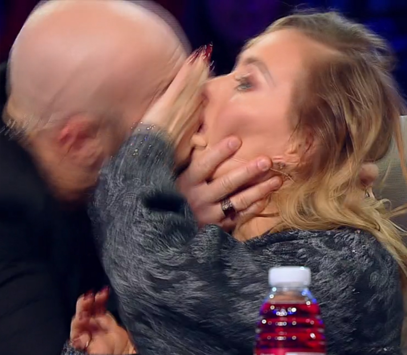 Mihai Bendeac și Delia Matache, filmați sărutându-se pe gură. Imaginile au fost difuzate din greșeală de Antena 1