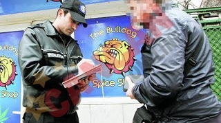 Clientii weed shop-urilor, vanati de politie