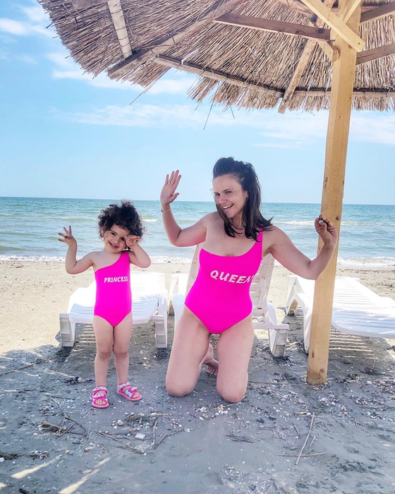 Cristina Șișcanu, criticată după ce a apărut în costume de baie sexy pe litoral. “Mai multă tonifiere nu ar strica”