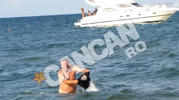 Welcome to Saint Tropez...de Romania! Imaginea care te va face sa iubesti Mamaia - Un batranel exhibitionist se dezbraca si isi spala chilotii in mare langa un iaht - Da-l pe Facebook