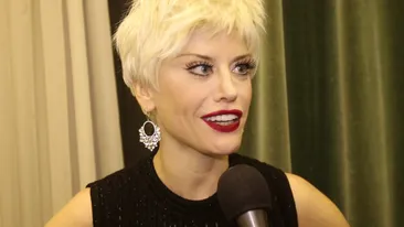 De mică avea atitudine de divă! Scolărita din imagini este azi cea mai cunoscută solista din România! O recunosti?