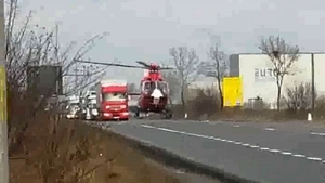 VIDEO. Accident grav pe DN2, la ieşire din Şindriliţa. Sunt implicate un microbuz şi două autoturisme. Patru oameni au fost răniţi, intervine un elicopter SMURD
