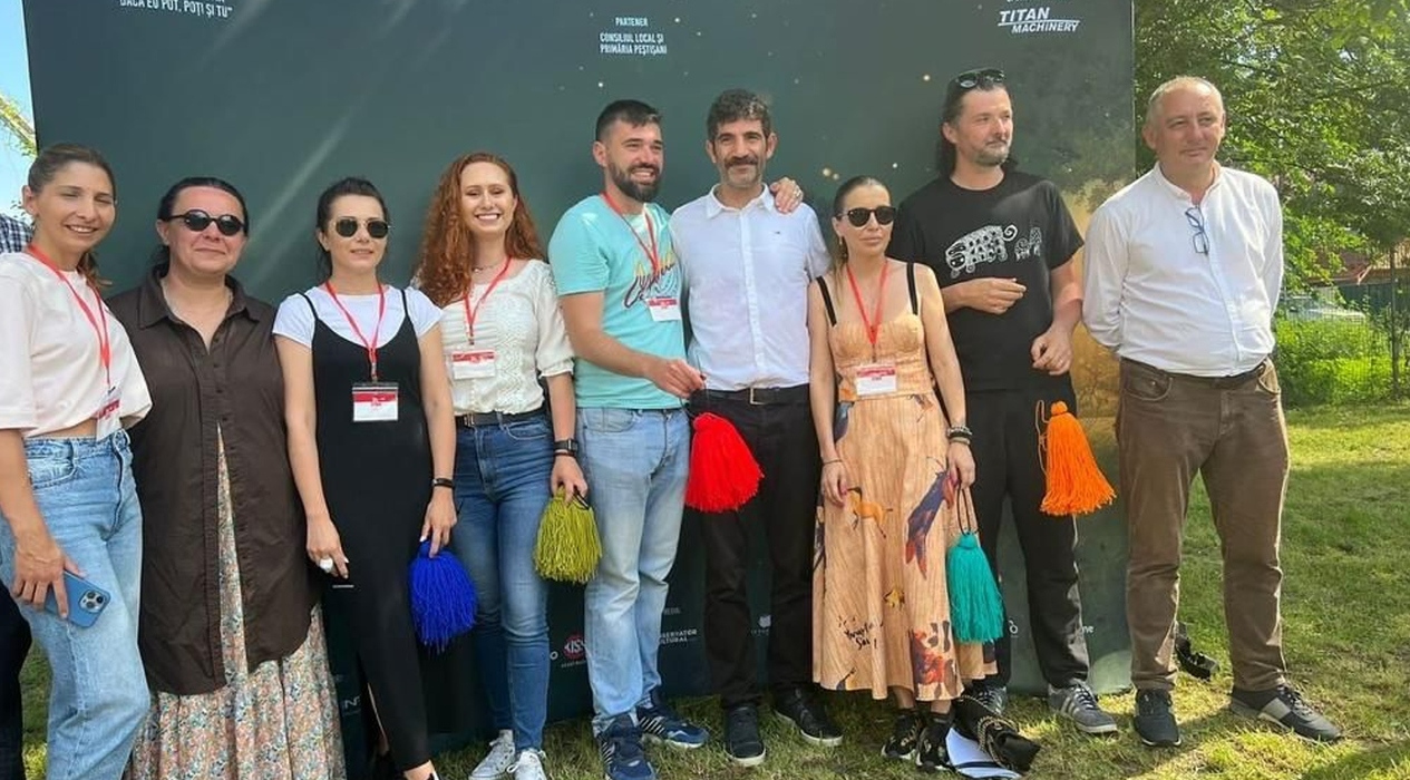 Cuzin Toma (centru), președinte al asociației culturale „Cuzin Toma – Dacă eu pot, poți și tu”