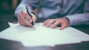 Ce se întâmplă cu examenul de Bacalaureat? Petiţia care circulă pe internet are deja 50.000 de semnături şi cere echivalarea examenului cu media de liceu