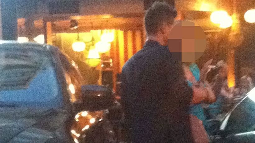 L-au trecut sudorile incaltat asa, insa nu a renuntat la bocanci nici la temperaturi de 30 de grade! Ce vedeta de la noi umbla asa