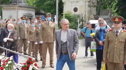Gigi Becali, prezent la înmormântarea marelui Ion Dichiseanu. Latifundiarul din Pipera a ajuns la Cimitirul Bellu