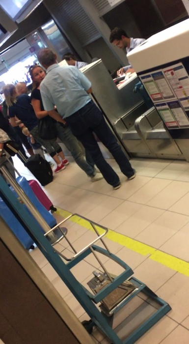 Cioloş şi tânăra stau de vorbă la check-in