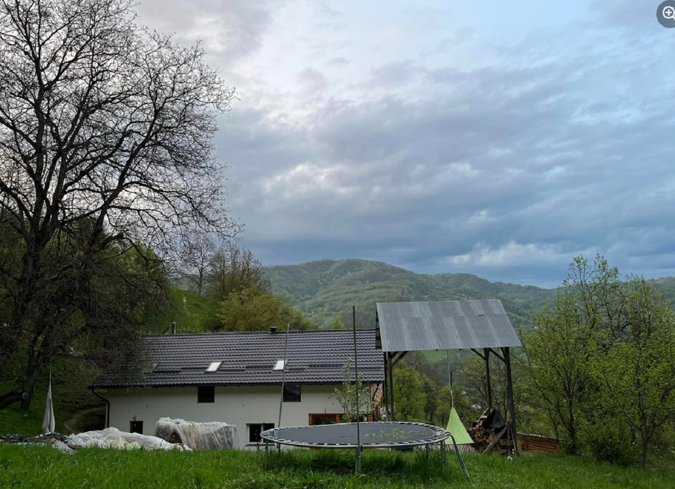 Casa familiei din vârf de deal/ Sursă foto: Facebook