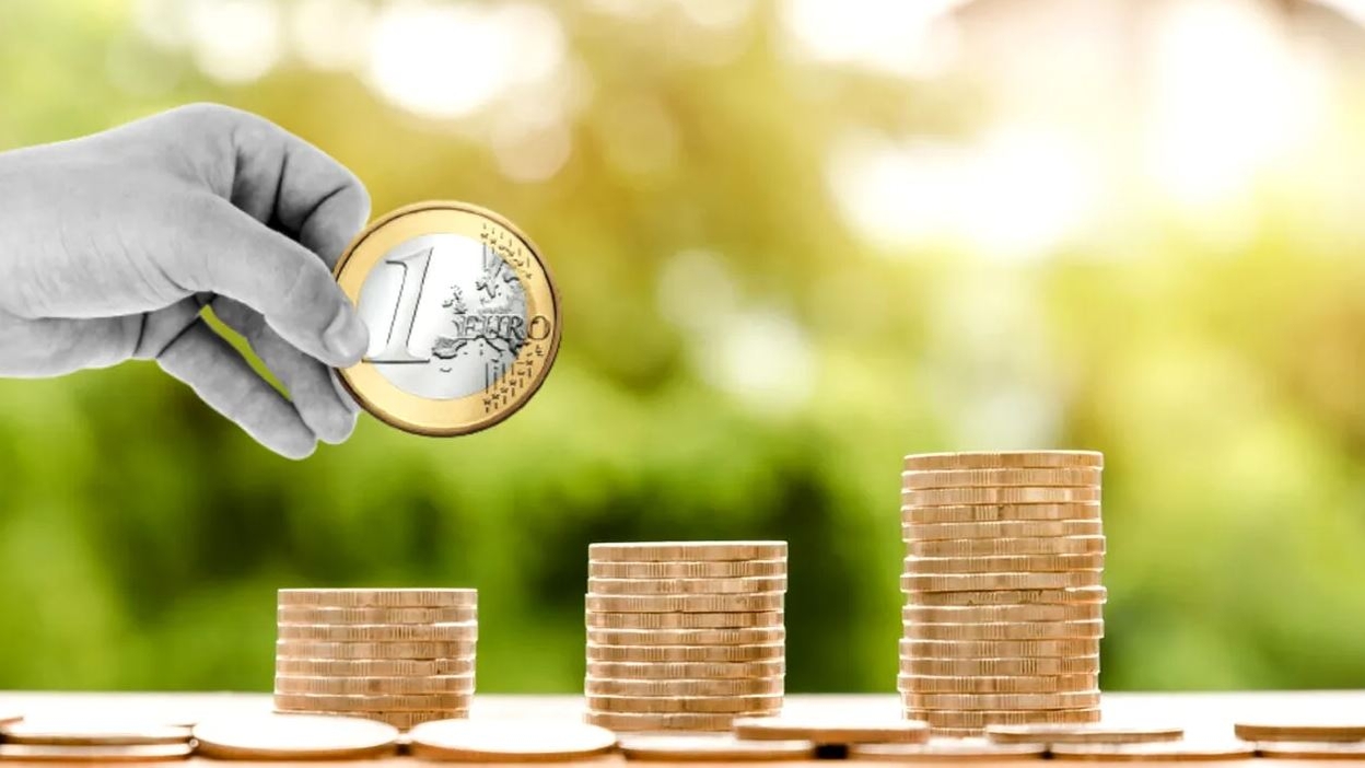 Curs valutar emis de BNR pentru luni, 22 decembrie 2025. Ce valori au euro și dolarul, înainte de Crăciun