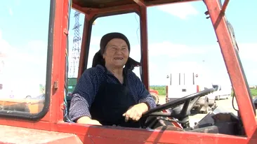 Imaginile care vor deveni virale: Tanti Miţa tractorista! La 73 de ani, conduce ditamai tractorul cu remorcă. Aşa ceva sigur nu ai mai văzut!