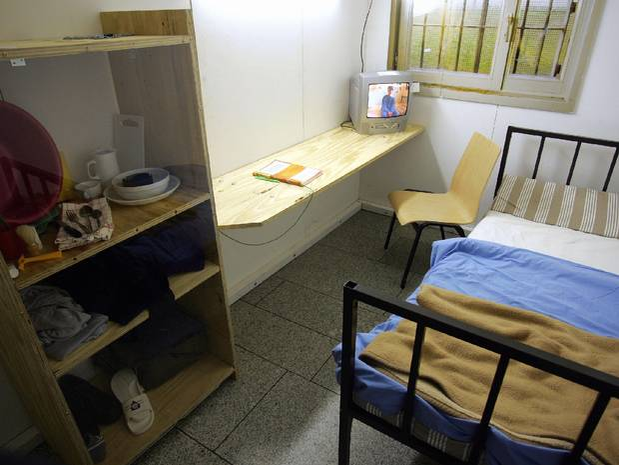 Așa arăta o celulă din penitenciarul german înainte de a fi modificată