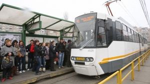 La un pas de moarte dupa ce a intrat cu masina intr-un refugiu de tramvai. Trafic blocat in Capitala