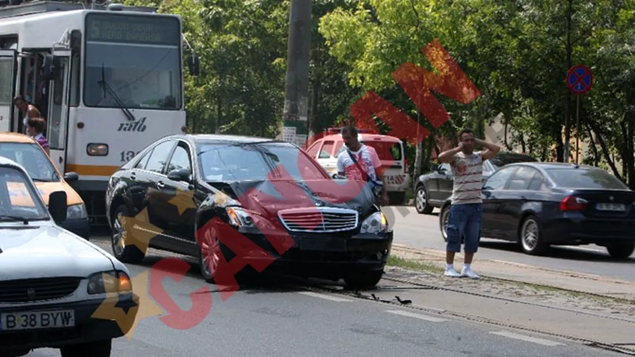 Fite de Capitala! Soferul unui Mercedes a ignorat regulile de circulatie si a distrus o Skoda Octavia