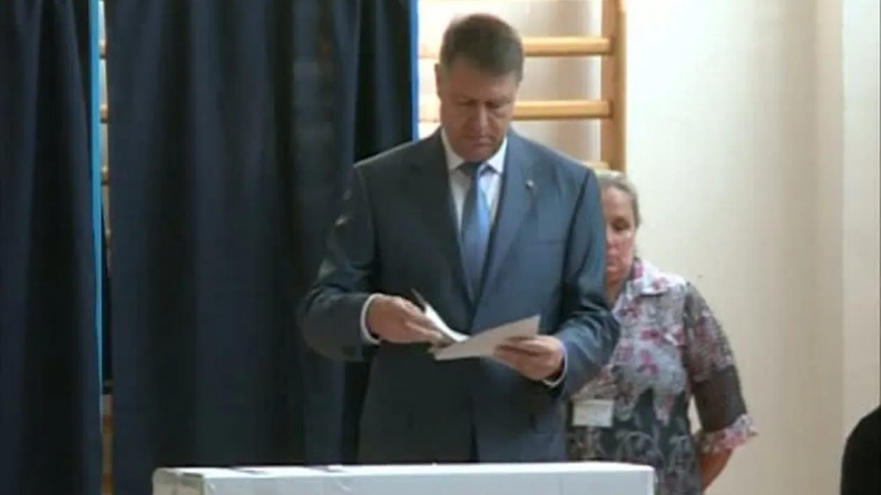 Klaus Iohannis a venit la vot fără soție! Ce a spus după ce a ieșit