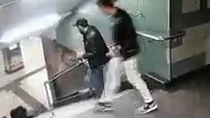 VIDEO ŞOCANT! O femeie a trecut printr-un moment de groază, după ce un asasin a împins-o pe scări cu piciorul în spate,  