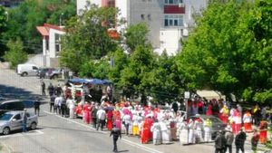 Funeralii cu peste 100 de persoane pe străzile din Focșani. A murit nepotul unui cunoscut bulibaşă. VIDEO