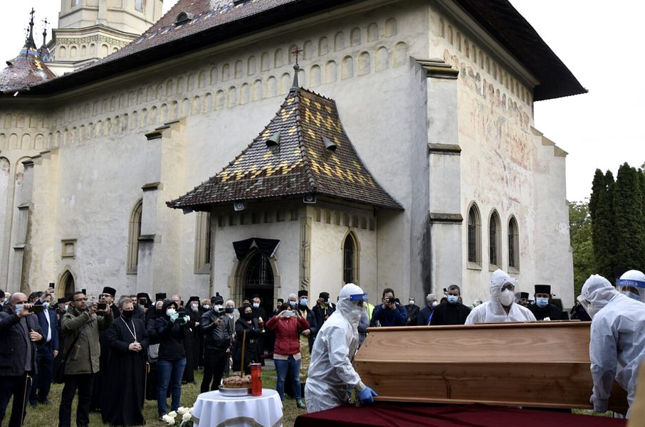 Oamenii veniți să-l vadă pe ÎPS Pimen la Suceava au uitat de regulile stării de alertă. Lumea s-a îngrămădit în biserică. FOTO