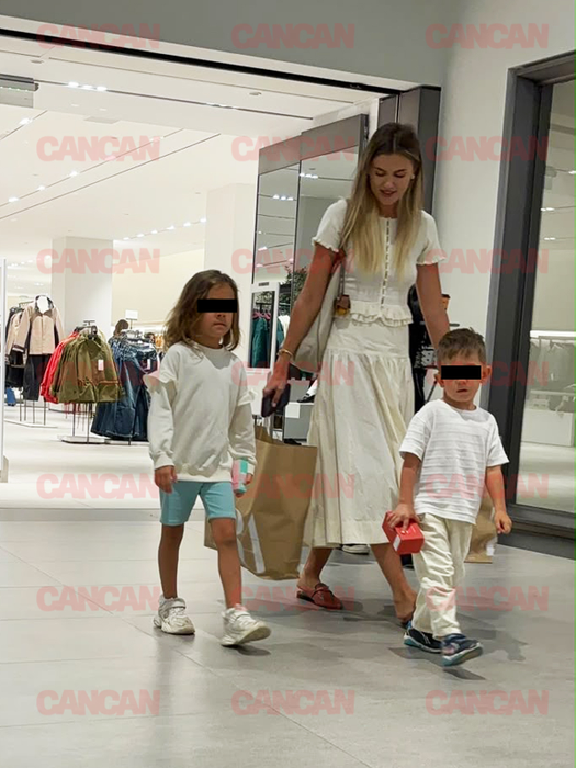 Emily Burghelea cu copiii la mall