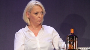 Emilia Popescu se hidrateaza serios in pauzele...teatrale